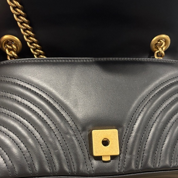 Gucci Quilted Black Shoulder Bag with Gold Chain - Picture 6 of 9